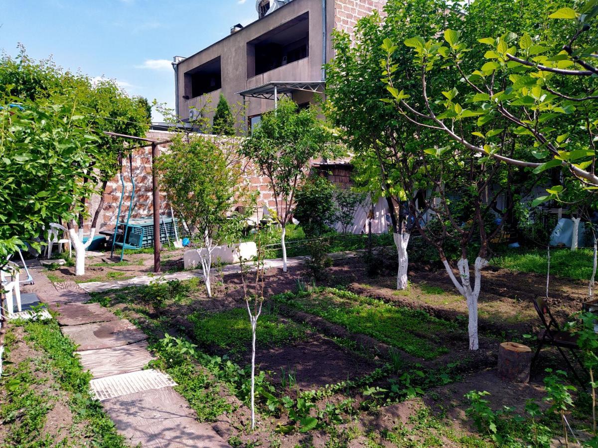 Flora'S Guest House Γιερεβάν Εξωτερικό φωτογραφία