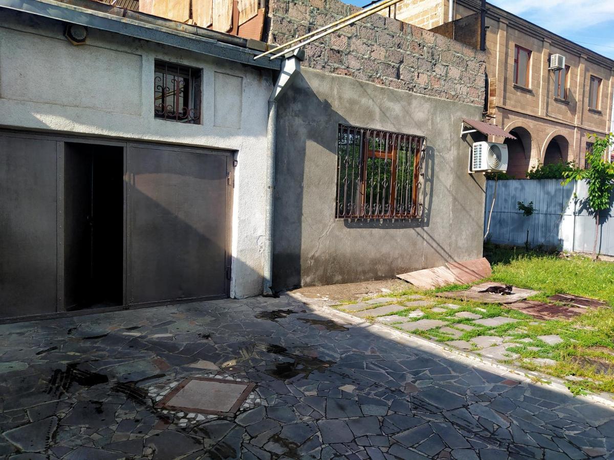 Flora'S Guest House Γιερεβάν Εξωτερικό φωτογραφία