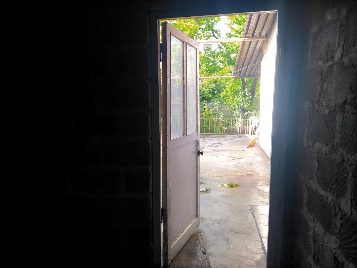 Flora'S Guest House Γιερεβάν Εξωτερικό φωτογραφία