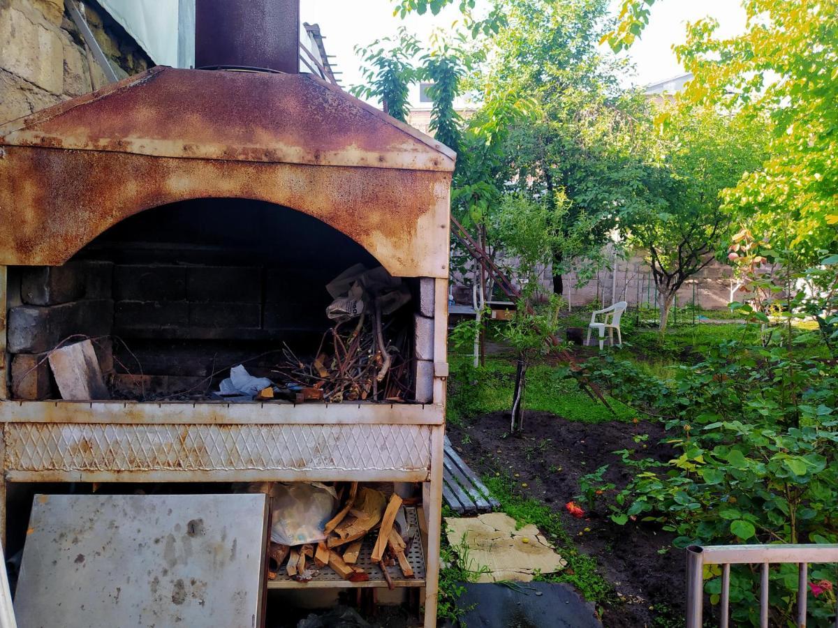 Flora'S Guest House Γιερεβάν Εξωτερικό φωτογραφία