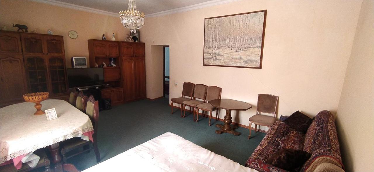 Flora'S Guest House Γιερεβάν Εξωτερικό φωτογραφία